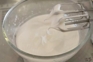 蛋清内滴入柠檬汁，分三次将细砂糖加入蛋清内，打发至8成（小弯钩）。