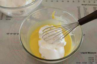 取三分之一的蛋白和蛋黄糊用翻拌的手法混合均匀。