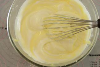 再将拌好的蛋糕糊倒入剩余的蛋白内，同样手法拌均匀。