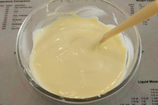 最后的蛋糕糊细腻无明显的气泡。