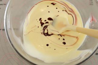 红曲粉和水混合均匀，加入到剩余的蛋糕糊内。