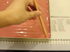 准备一根细的筷子，从烤盘的一角开始画。