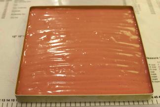 均匀地挤入刚才的原味蛋糕糊上，铺满整个烤盘。