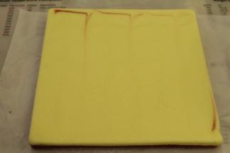 盖上油纸倒扣出来，盖上烤盘备用。