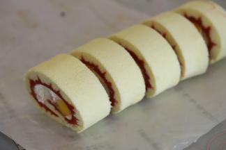 借助擀面杖卷好蛋糕卷，冰箱冷藏一晚。