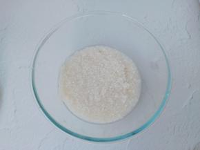 大米两杯清洗干净。