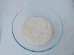 大米两杯清洗干净。