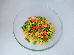 把豌豆，玉米，胡萝卜放入大米里。