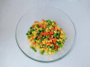 把豌豆，玉米，胡萝卜放入大米里。