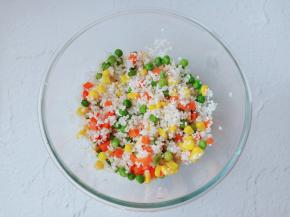 筷子将食材与大米搅拌均匀。