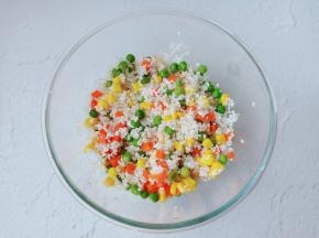 筷子将食材与大米搅拌均匀。