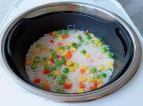 2杯米一般放水到二这个刻度就可以，开启脱糖饭功能键点开始做饭。