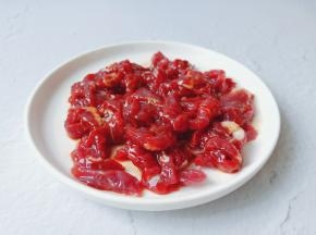 把牛肉丝搅拌均匀腌制十分钟。