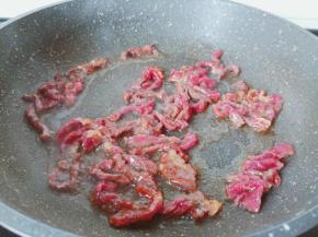 热锅热油放牛肉丝大火翻炒。