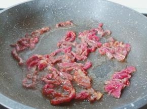 热锅热油放牛肉丝大火翻炒。