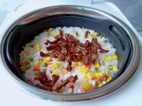 做好的脱糖饭加上牛肉丝翻拌一下。