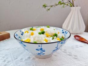 米饭粒粒分明。