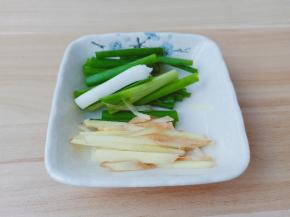 葱姜切小段。