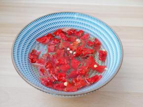 干辣椒切小段清洗一下。