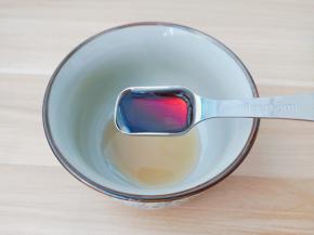 碗里放入料酒一勺生抽一勺。