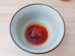 加入豆瓣酱搅拌均匀。