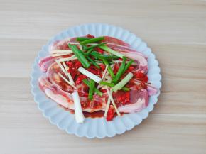 撒上一点葱段腌制一小时。