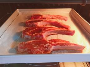 羊小排在烤至时滋滋冒的满屋飘香！