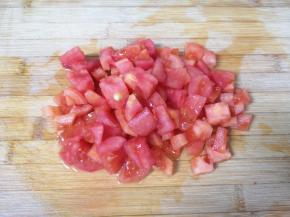 西红柿去皮切成小块。
