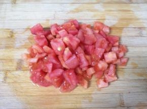 西红柿去皮切成小块。