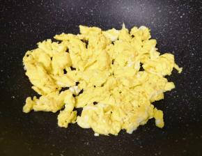 鸡蛋打散，炒锅内倒适量的食用油烧热，倒入蛋液炒熟，盛出备用。