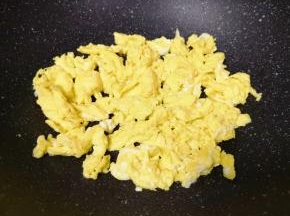 鸡蛋打散，炒锅内倒适量的食用油烧热，倒入蛋液炒熟，盛出备用。