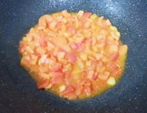 下入西红柿翻炒至出汁。