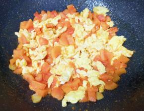 加入炒好的鸡蛋翻炒均匀。