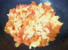 加入炒好的鸡蛋翻炒均匀。