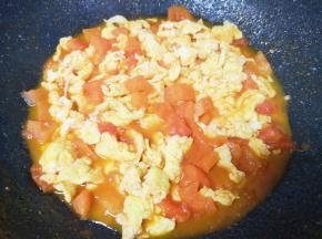 加入半碗热水烧开，放酱油翻炒均匀。