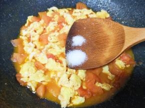 放盐和糖调味。