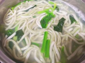 另起一个锅放水烧开，下入手工面条，煮至9成熟的时候下入菠菜，一起煮熟。