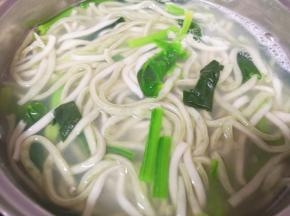 另起一个锅放水烧开，下入手工面条，煮至9成熟的时候下入菠菜，一起煮熟。