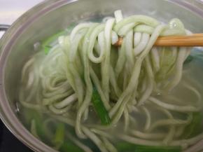 将面条和菠菜一起捞出，盛在碗里。