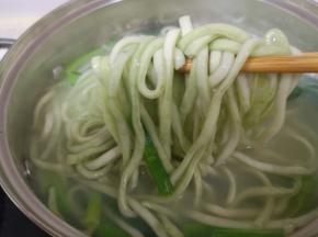 将面条和菠菜一起捞出，盛在碗里。