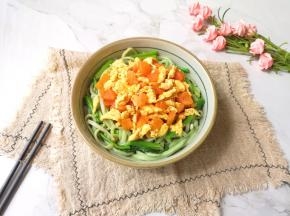 浇上鸡蛋西红柿卤。