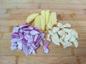 大蒜和生姜分别切成片，取30g洋葱切碎。