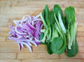 剩下的洋葱切成条，青菜洗干净备用。