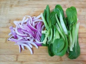 剩下的洋葱切成条，青菜洗干净备用。