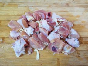 鸡腿洗干净剁成块。
