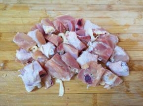鸡腿洗干净剁成块。