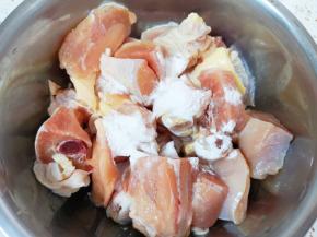 放入盆里，加入生抽、料酒和淀粉搅拌均匀，腌制15分钟左右。