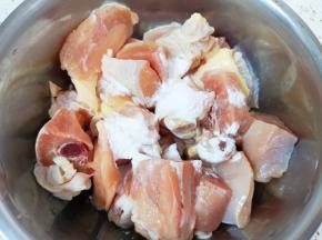 放入盆里，加入生抽、料酒和淀粉搅拌均匀，腌制15分钟左右。