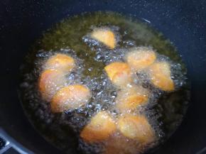 胡萝卜块也炸至金黄色捞出备用。