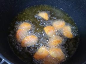 胡萝卜块也炸至金黄色捞出备用。